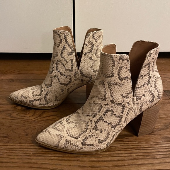 Steve Madden Kaylah Pointed Toe Bootie - Picture 3 of 8